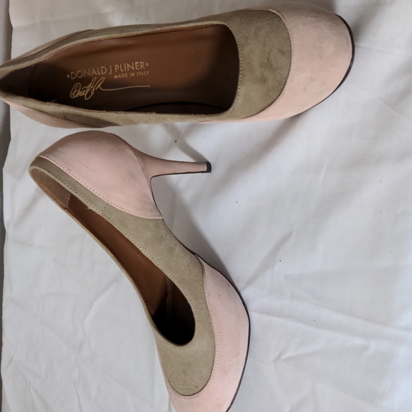 Donald Pliner Two Toned Suede Pump - Picture 1 of 6